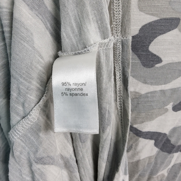 24/7 Maurices women's short sleeve gray camo plus size tee shirt blouse size 4X - Picture 4 of 4
